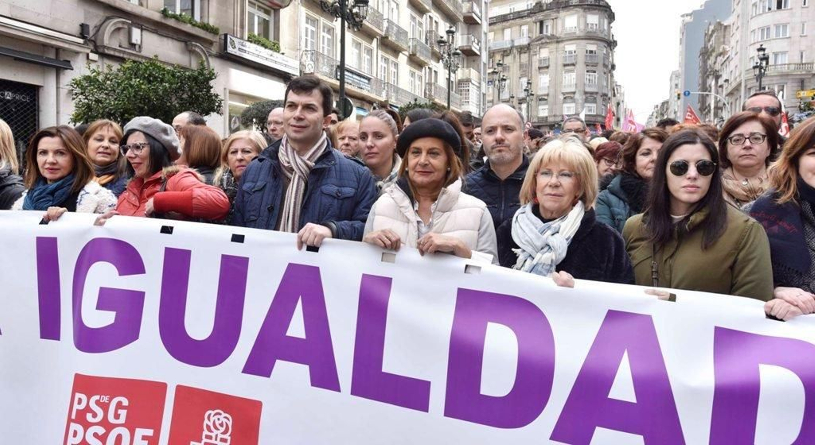 La marcha feminista recorre las calles de Vigo 42