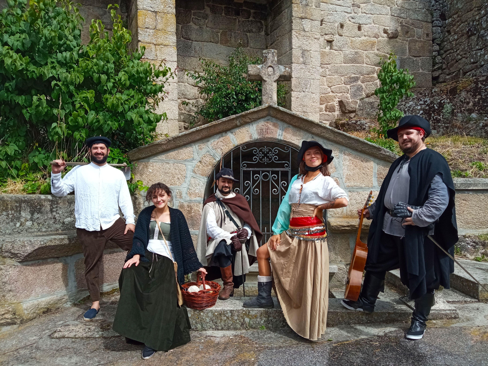 Personajes de la visita teatralizada en Montes, Cualedro.