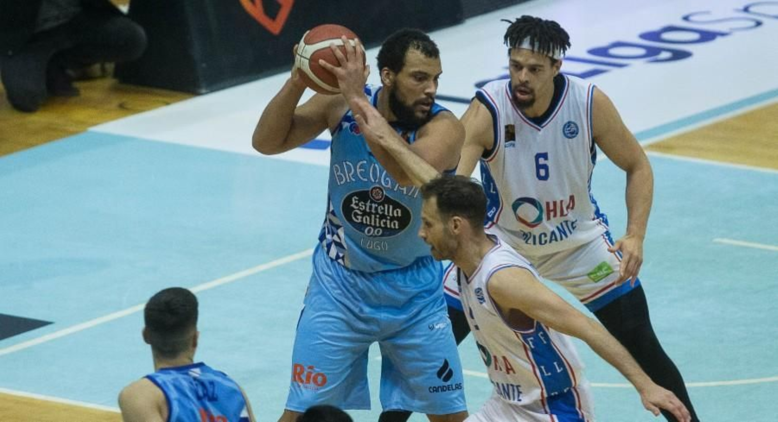 Kevin Larsen postea al pívot del Alicante Zohore.