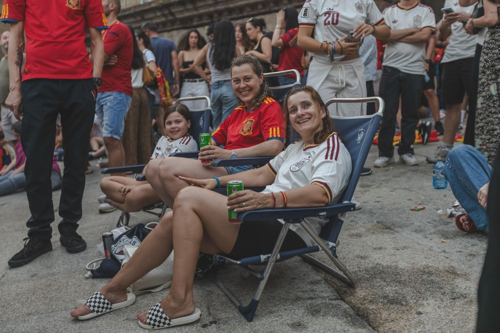 Galería | Camisetas, banderas y las calles de Ourense llenas de emoción por ver a España jugar los cuartos de final, en fotos