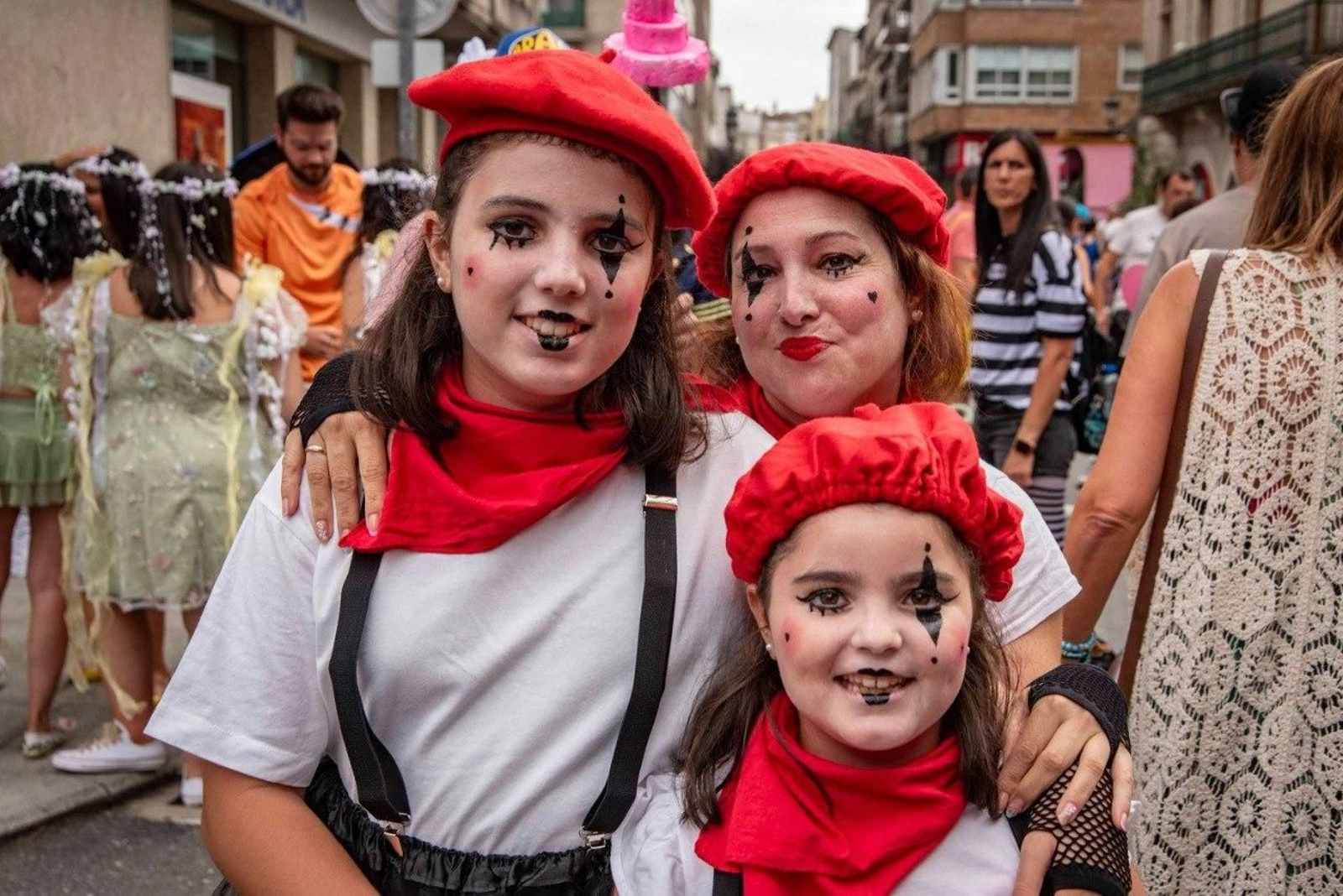 Galería | Coloridos disfraces visten las calles de Redondela