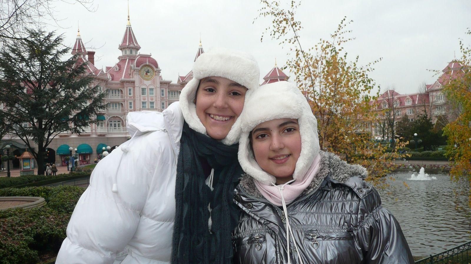 Alejandra y Rosi, en Disneyland