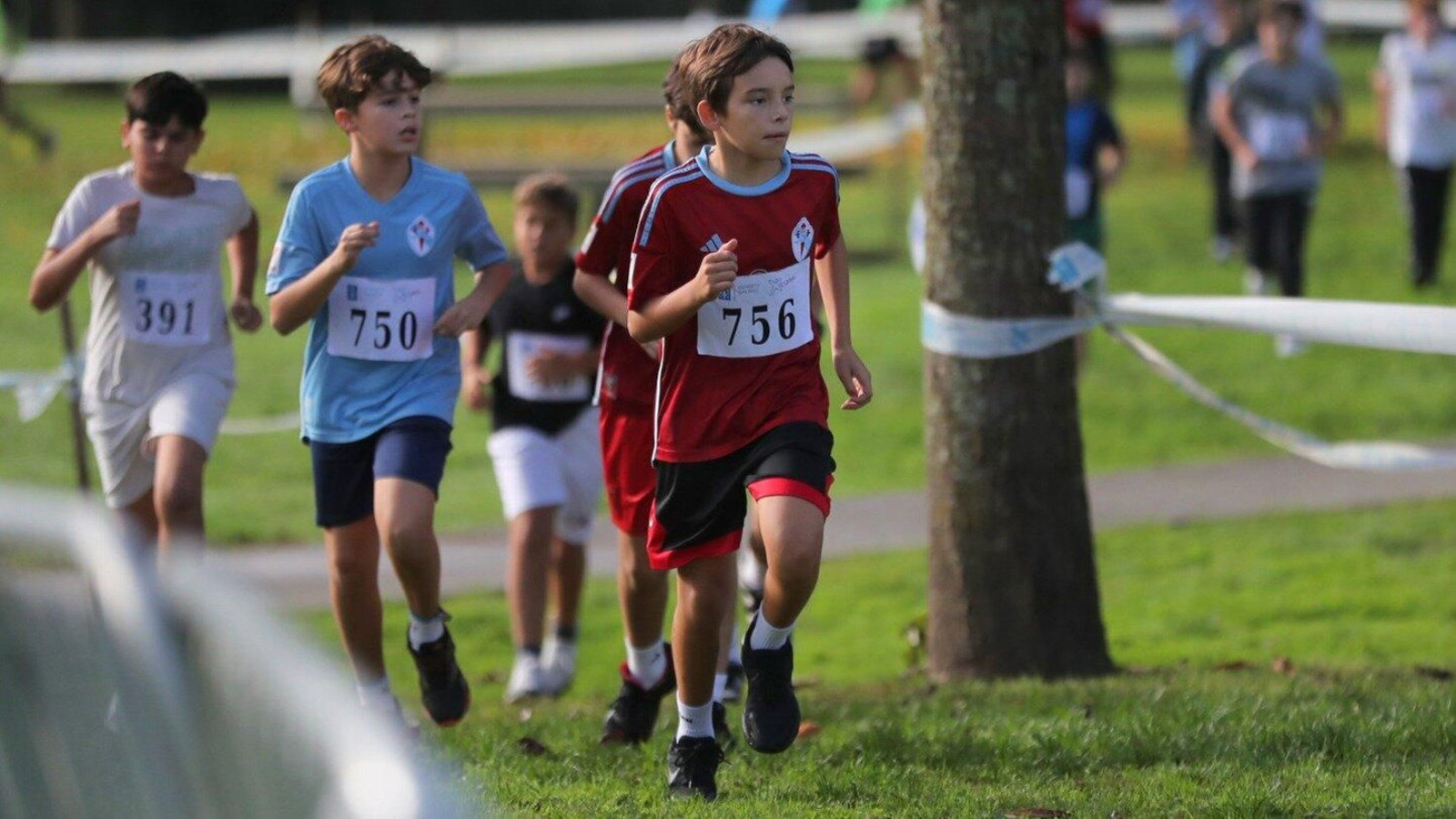Varios de los jóvenes de atletas, en un tramo del recorrido.