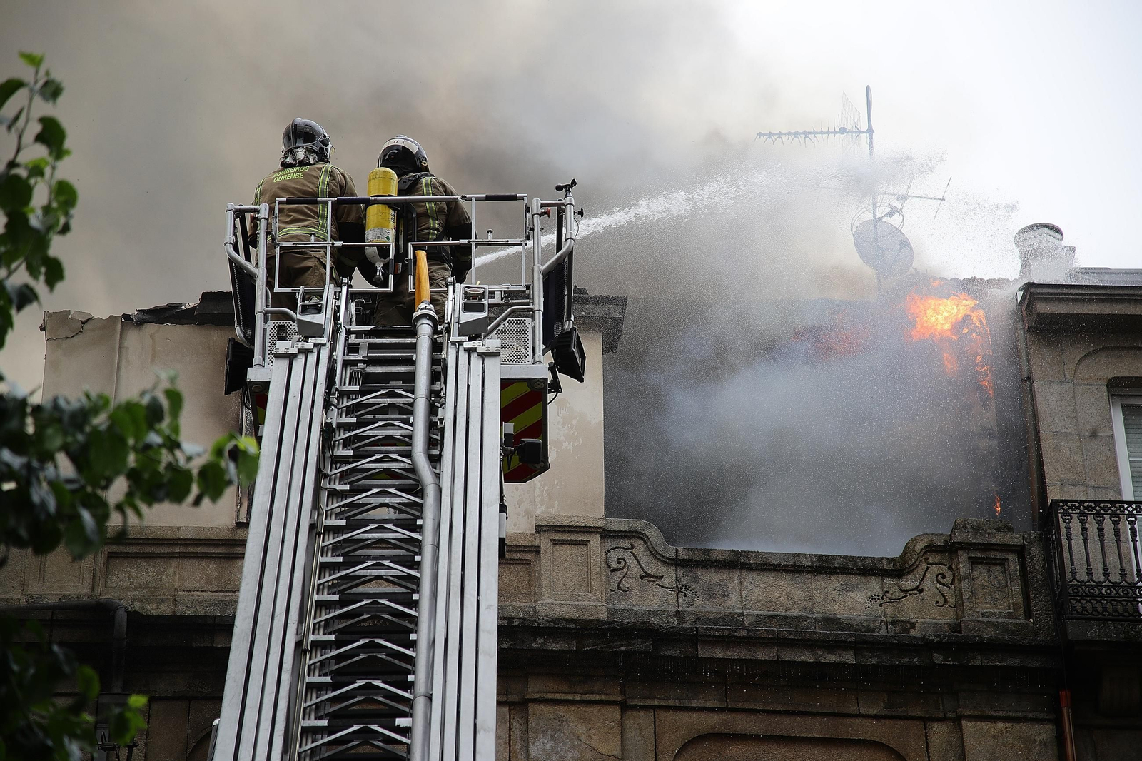Galería | Así fue el voraz fuego que calcinó un edificio en A Ponte, en imágenes