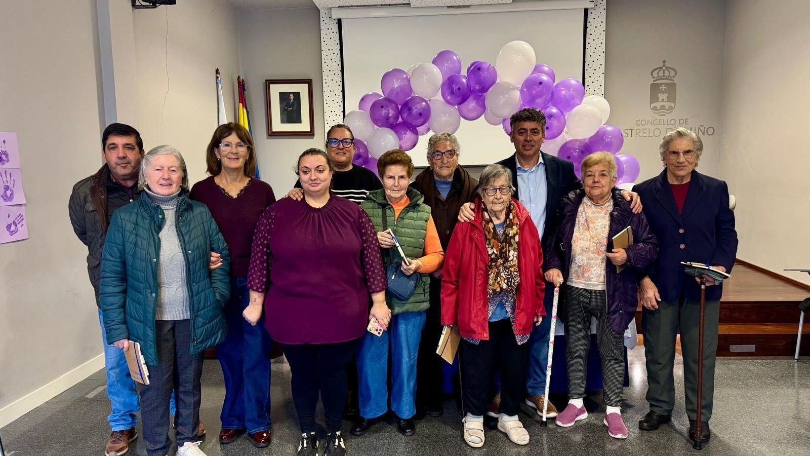 Entrega de un recuerdo conmemorativo a las personas asistentes como símbolo del compromiso colectivo de Castrelo de Miño con la igualdad y con la erradicación de la violencia contra las mujeres.