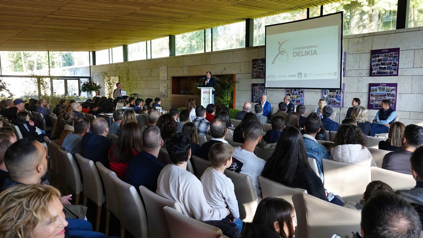 El Pazo de Cea acogió ayer un acto de presentación que reunió a mucho público.