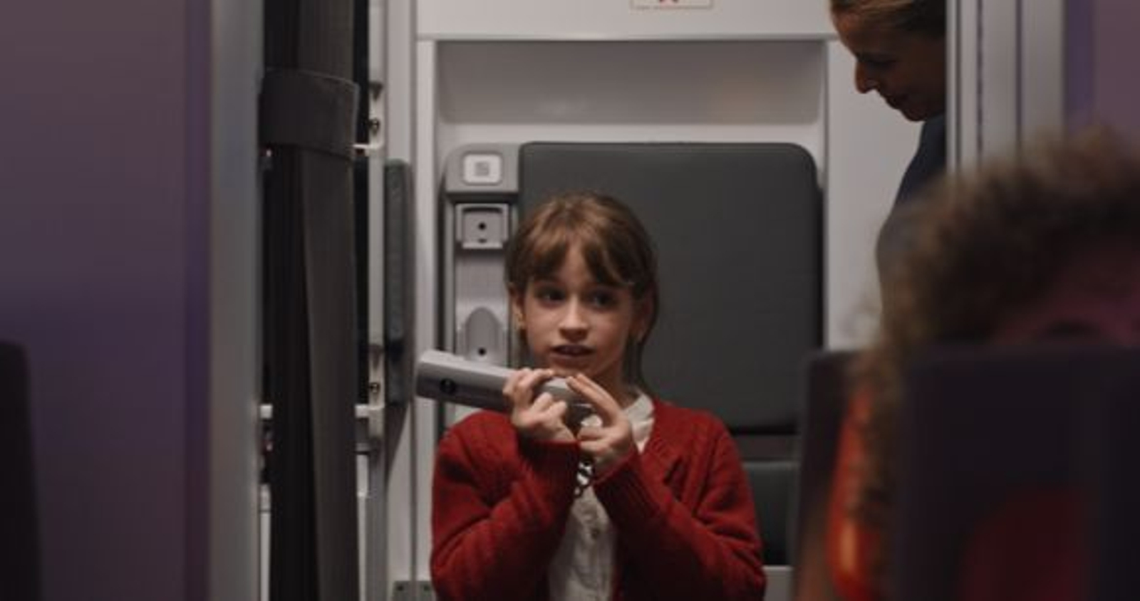 La niña clara dirigiéndose a los pasajeros del avión