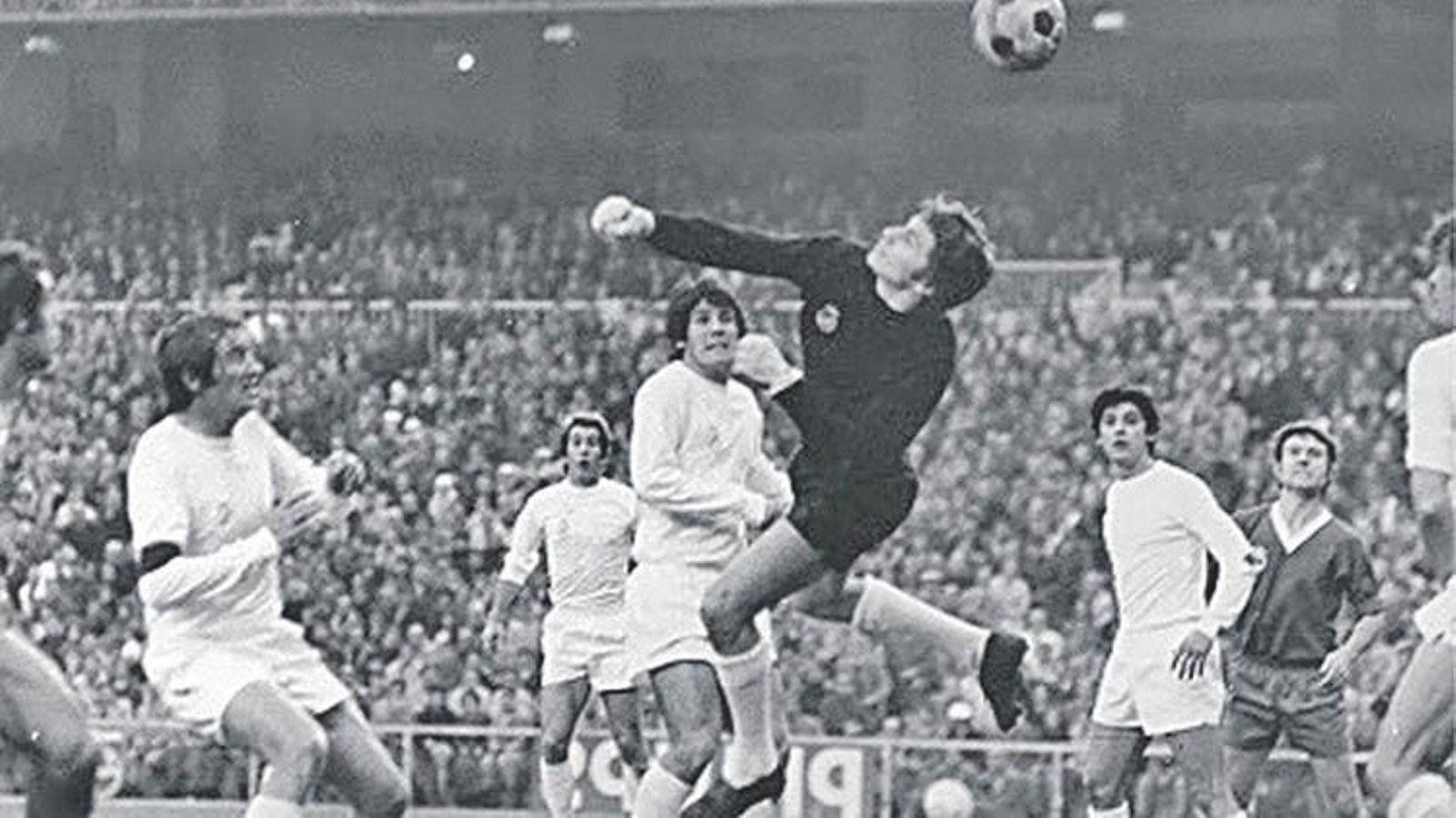 El ourensano Miguel Ángel, volando en pos de una pelota en un partido del Real Madrid.