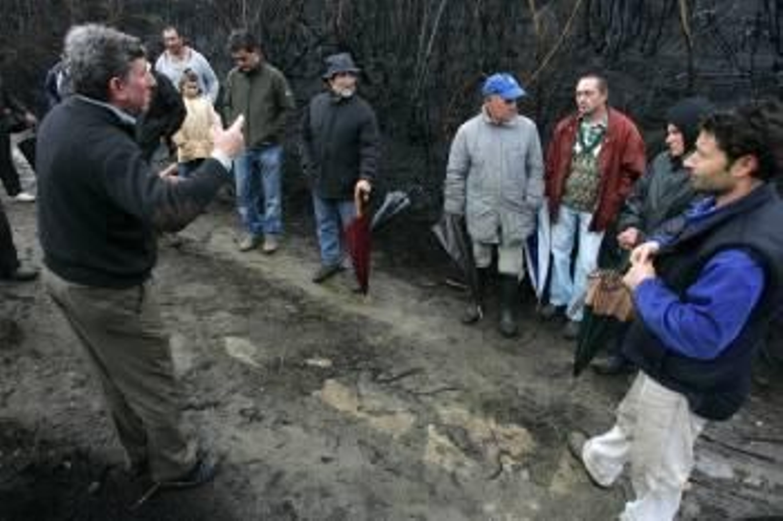 Juan Carlos Baños (izquierda) charlando con los vecinos en el pasado sábado en Queguas. (Foto: MARCOS ATRIO)
