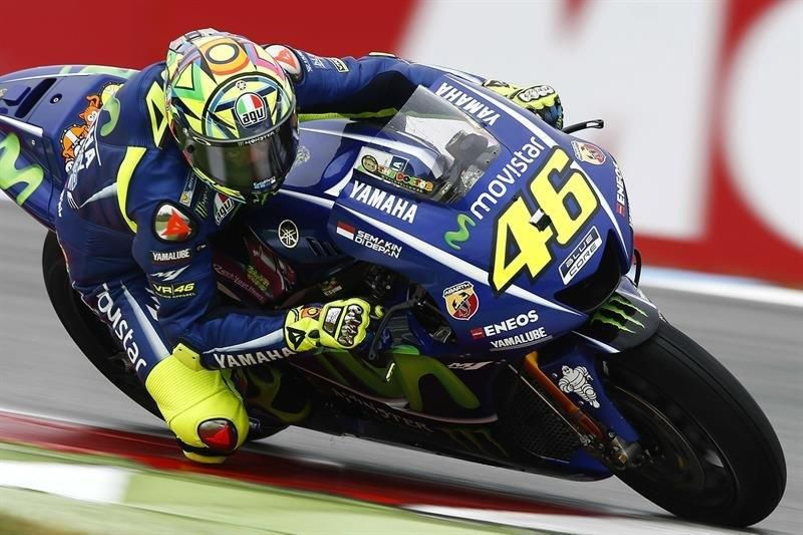 Valentino Rossi encima de su moto en el circuito de Holanda.