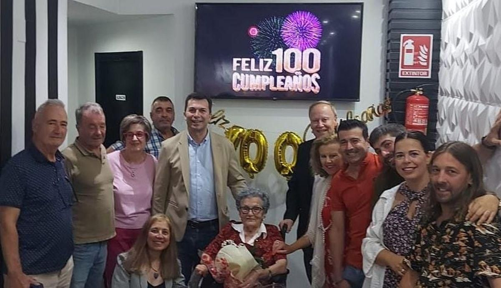 En el centro, Carmen Rodríguez, la cumpleañera.