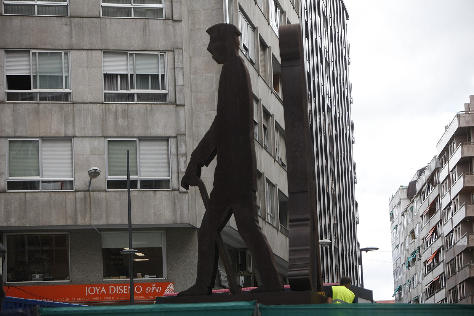 La instalación de la estatua de Los Ramones