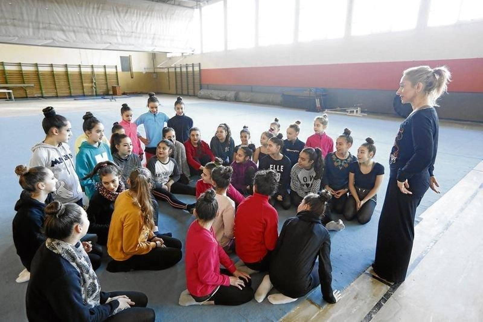 Lola Eiffel soluciona algunas dudas de las gimnastas, antes de iniciar la actividad.