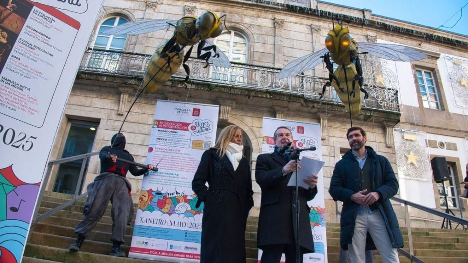 Carmela Silva, Abel Caballero y Gorka Gómez, ayer con los abejorros de Troula de “Hexagonum”  en Vigocultura.