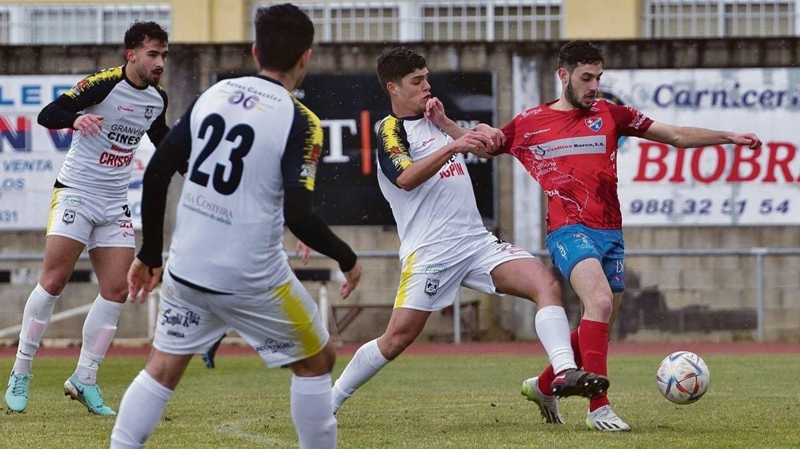 El centrocampista del Barco Carlos Cruz aguanta el balón ante la presión de Adrián Presas (Foto: Martiño Pinal)
