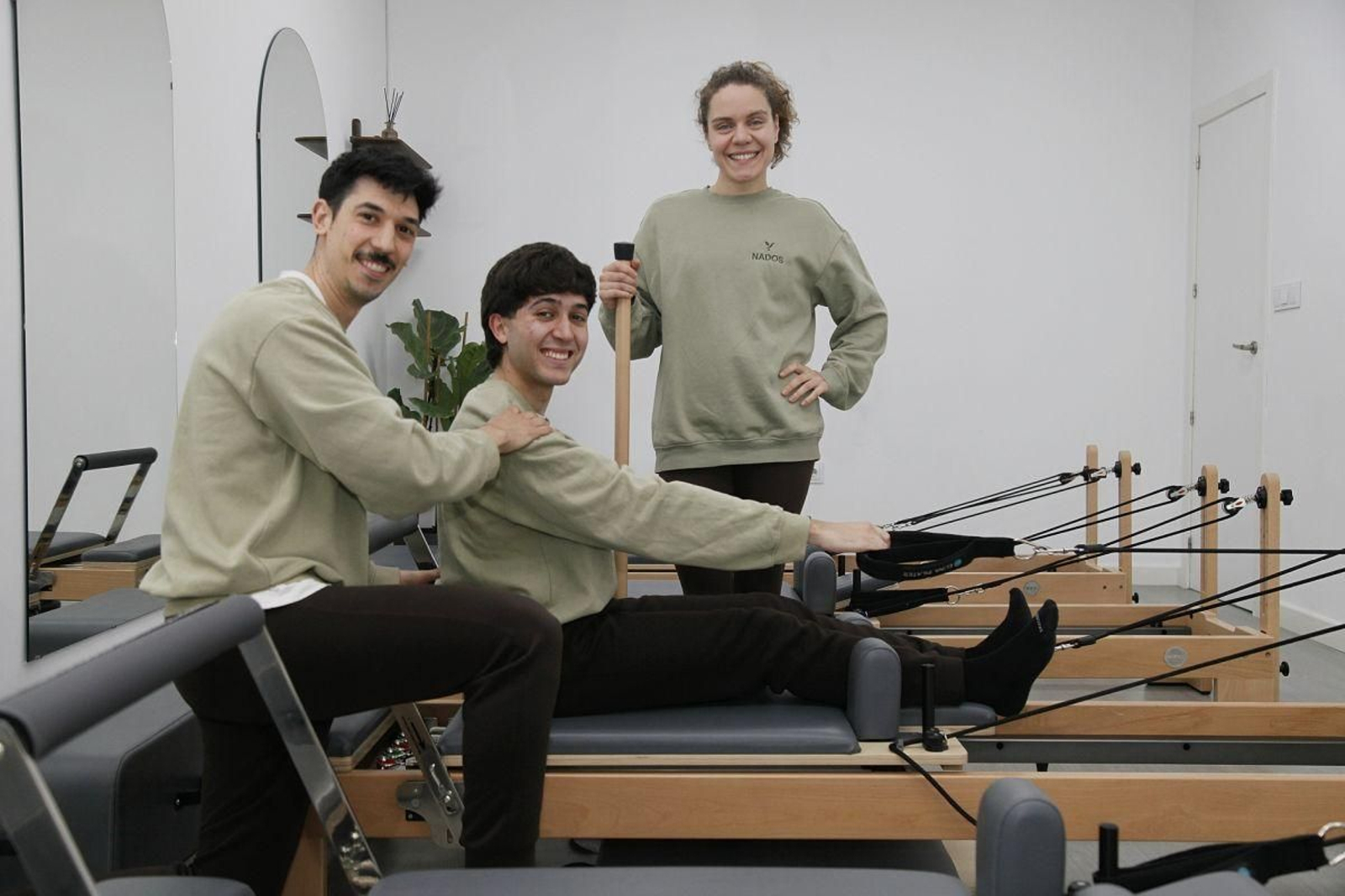 Cristian Arias, Luis Cao y Mónika Rodríguez, en las instalaciones de Nados Fisioterapia.