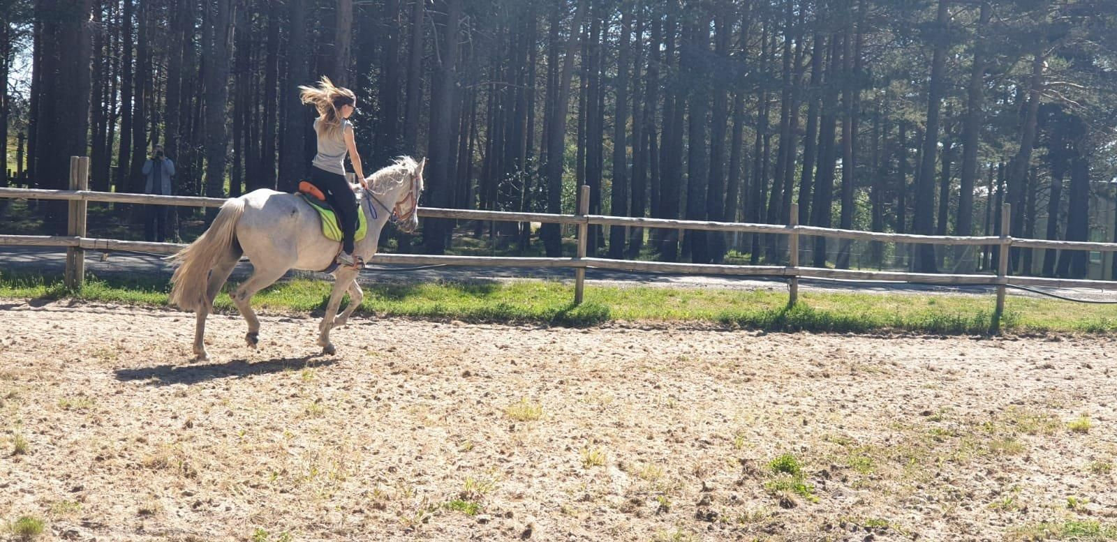 Una joven monta a caballo en Manzaneda. // R.M.