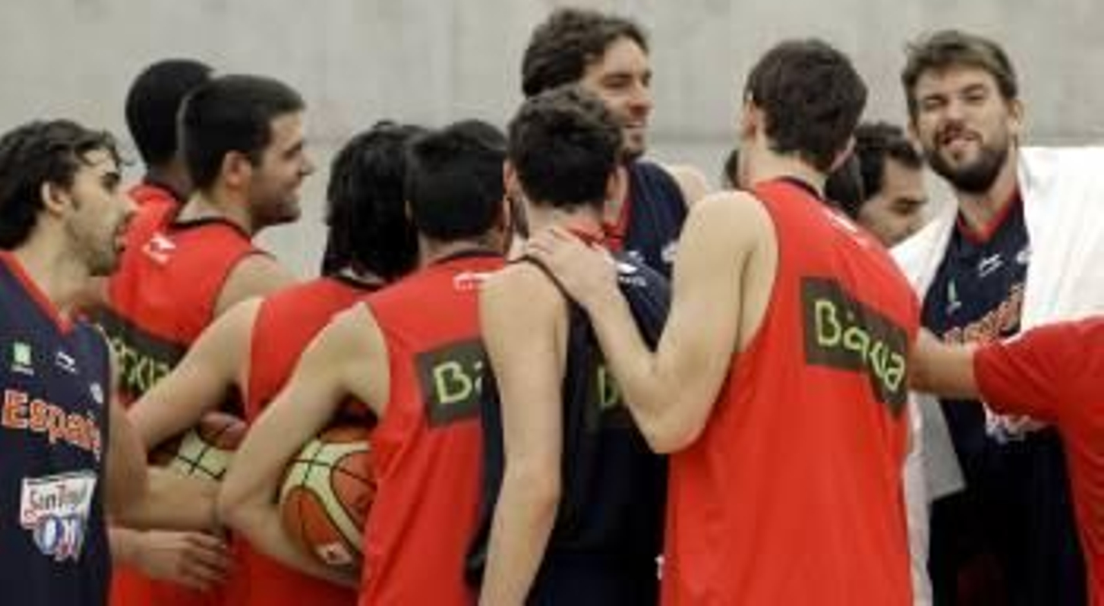 La selección española de baloncesto, durante el entrenamiento de ayer en Kaunas (Foto: JUANJO MARTIN)