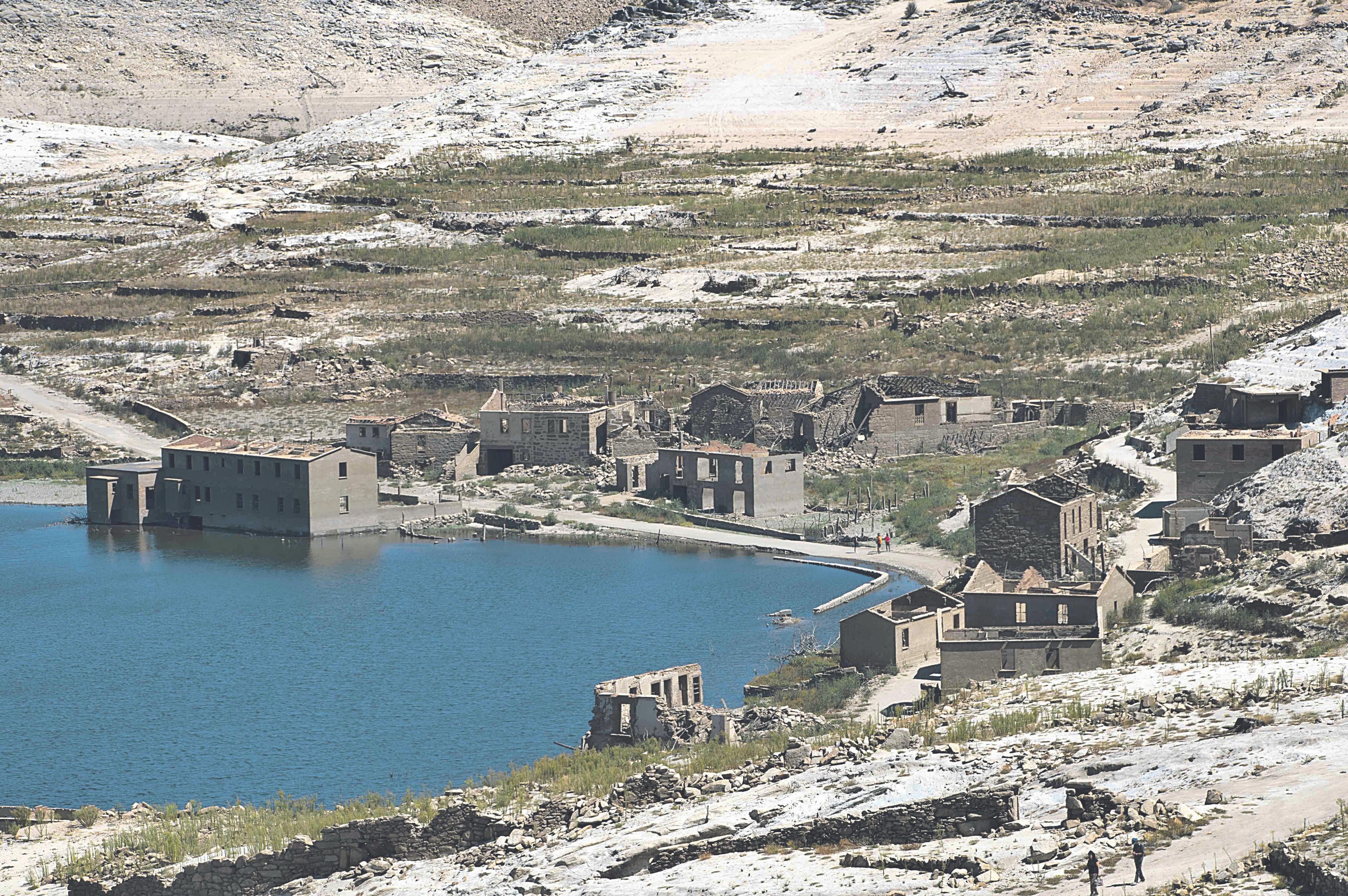 La vegetación comienza a hacer acto de presencia en el antiguo pueblo de Aceredo (Lobios), anegado en la década de los 90 tras la construcción del embalse de Lindoso.