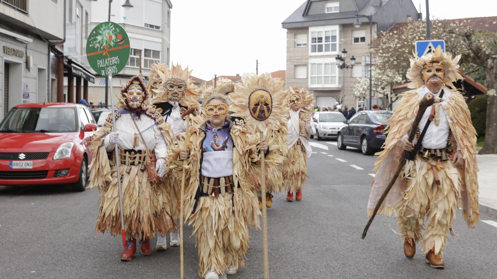 Muiños. Entroido. Desfile de carrozas con Cabreiros.
