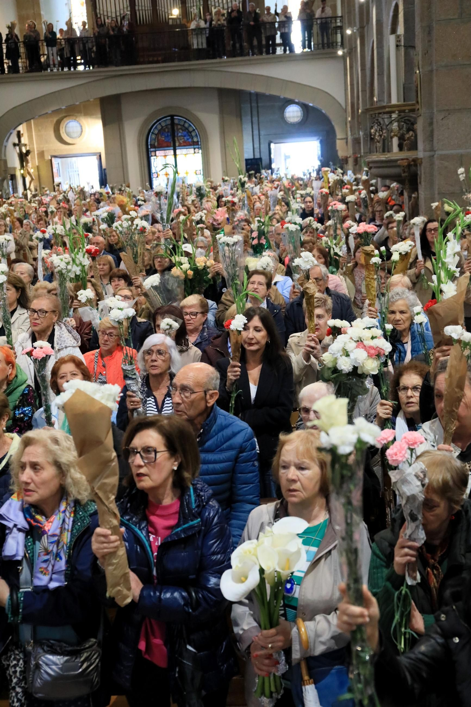 Galería | Las madres ofrecen sus flores un año más a la Virgen de Fátima, en fotos