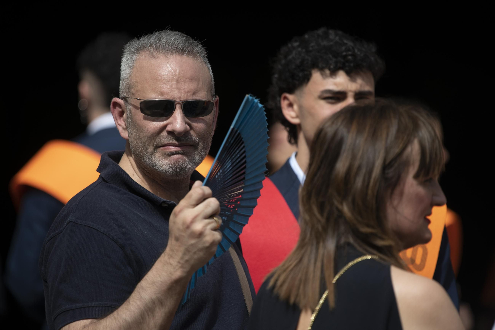 Galería | Los alumnos de ADE y Turismo se gradúan bajo un intenso calor