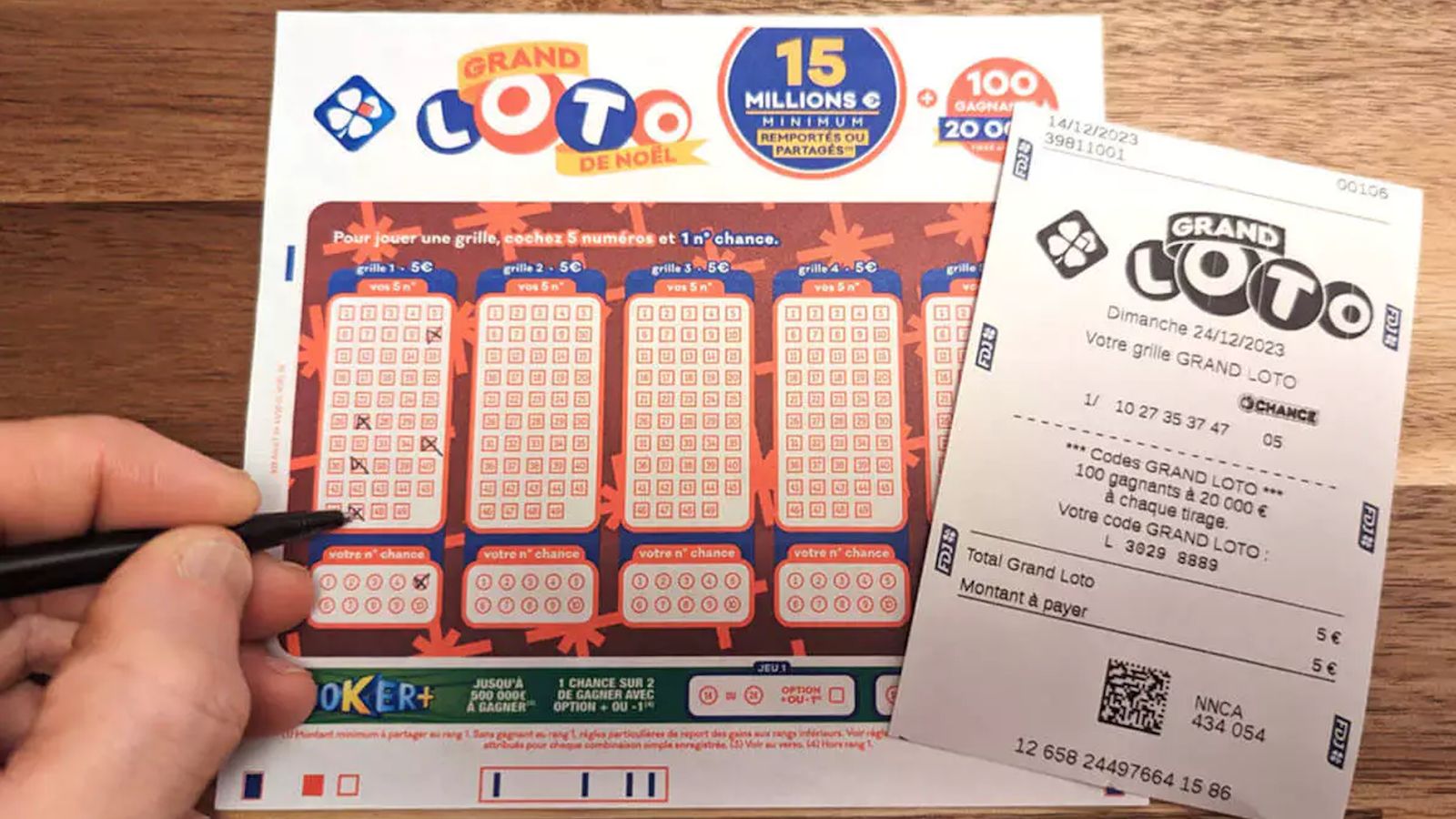 Una persona rellenando un boleto