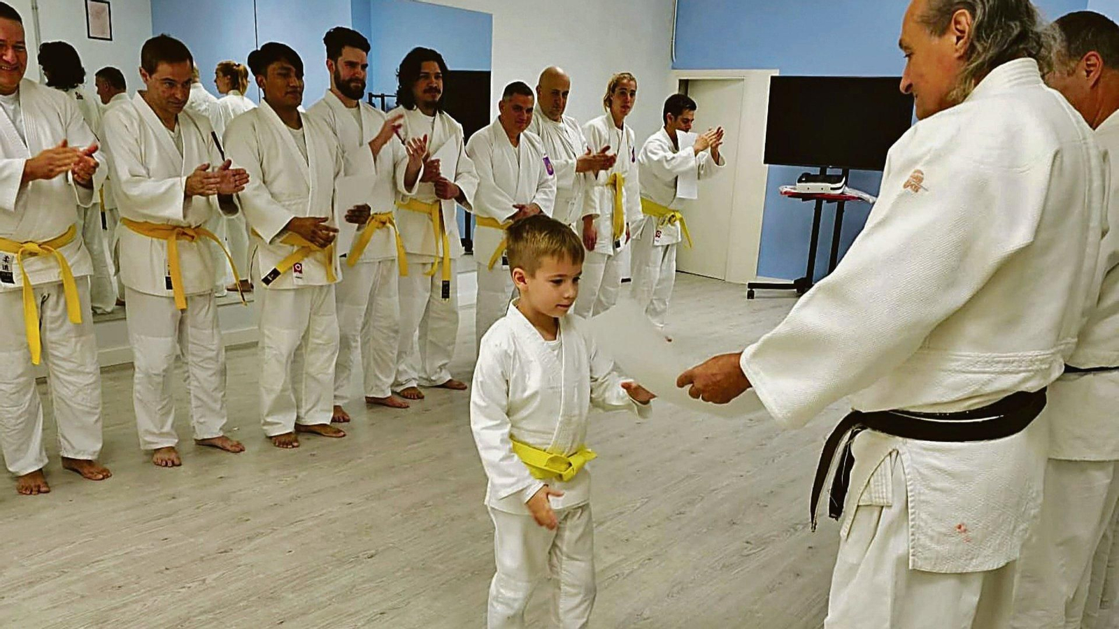 Yaron Lichtenstein, referencia mundial del krav-magá, entrega un diploma a un alumno de la escuela Bukan.