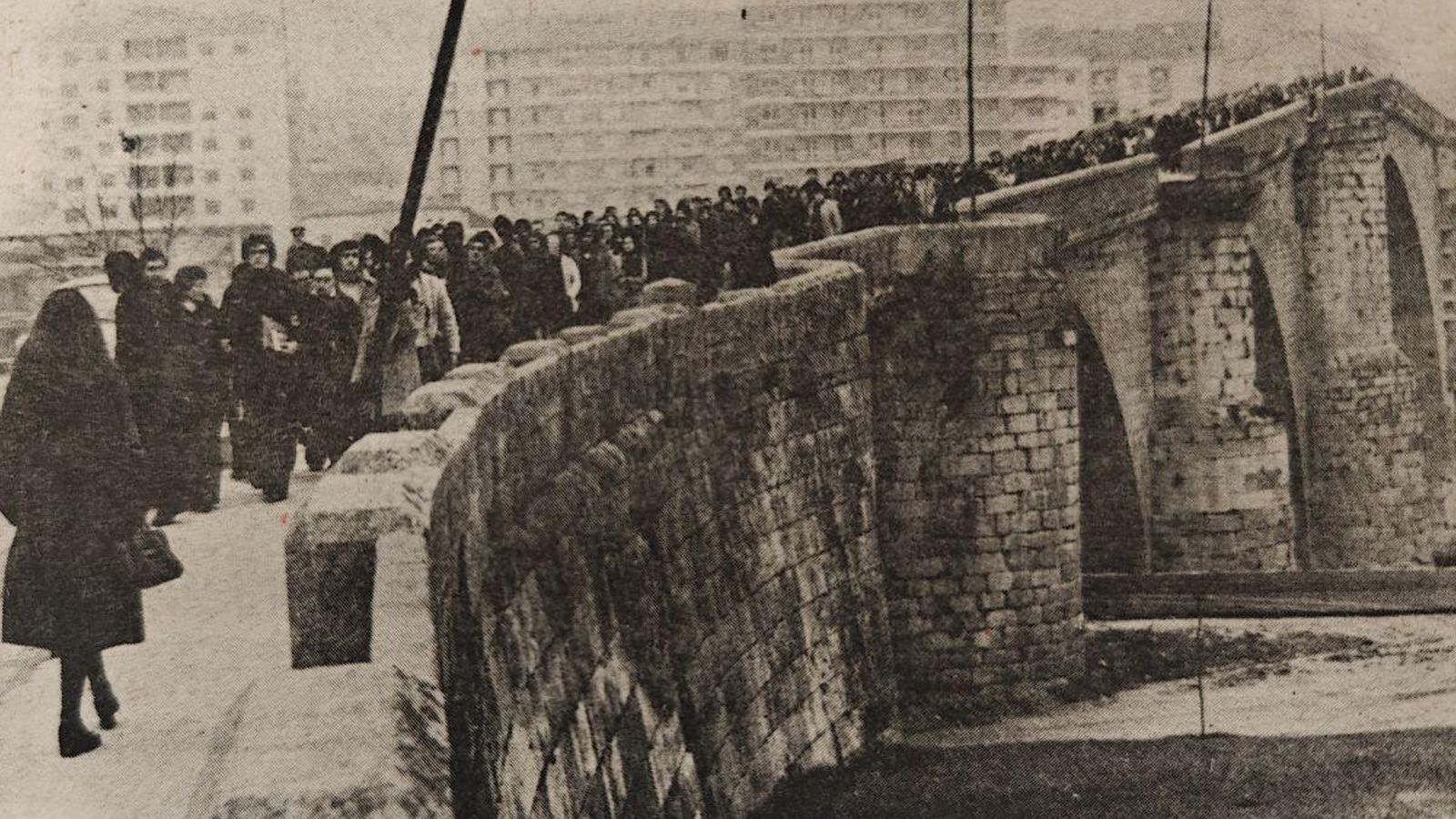Los manifestantes en el Puente Viejo.