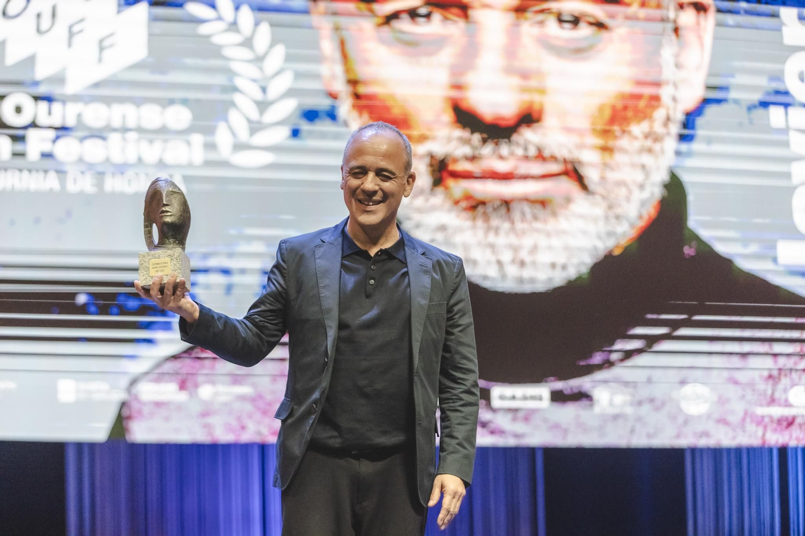 Javier Gutiérrez posa con la Calpurnia de honor del OUFF.