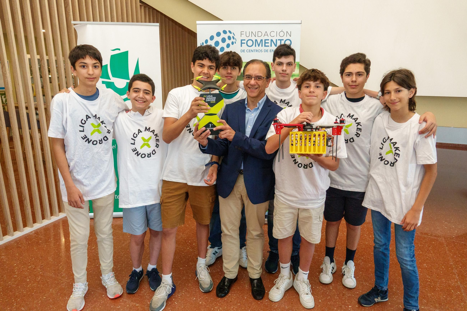 Los ocho ganadores de la Liga Maker Drone posan con su profesor, Bernardo Longa.