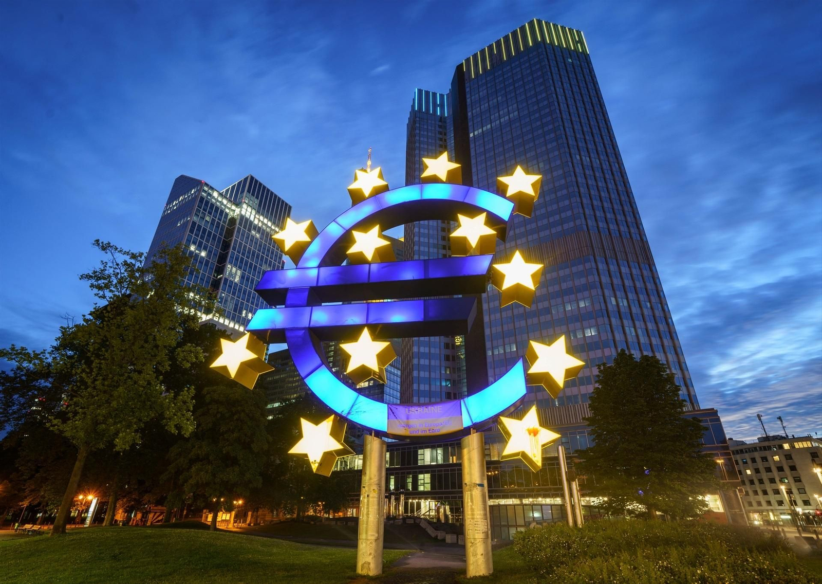 El gran símbolo del euro frente a la antigua sede del Banco Central Europeo (BCE) brilla en la madrugada