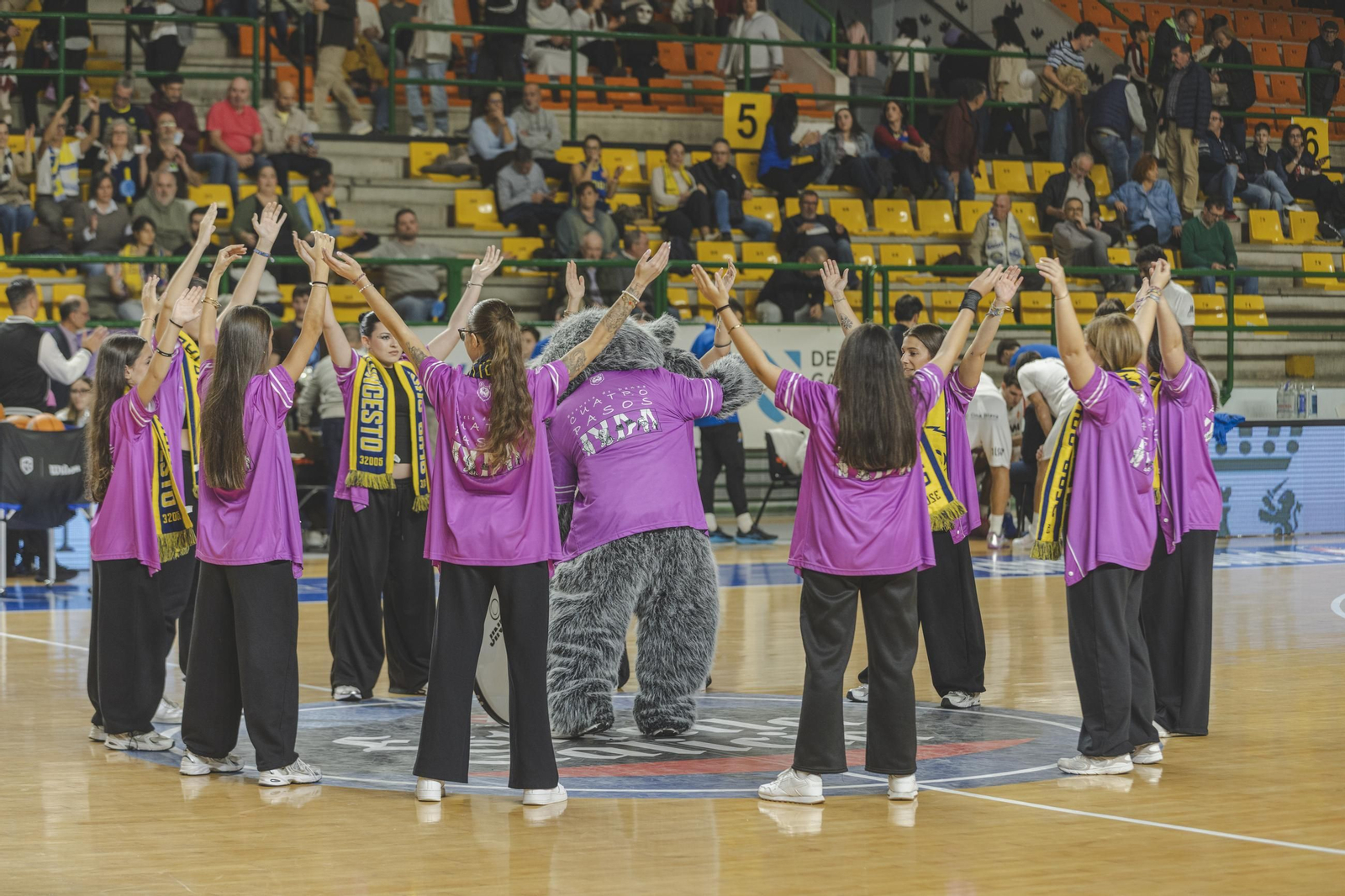 Galería | El COB asusta los fantasmas en Samaín y logra la victoria ante el Fibwi