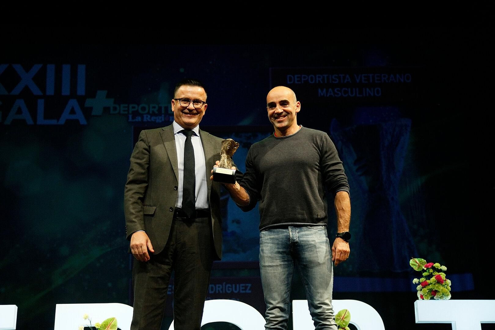 El conselleiro de Emprego, Comercio e Emigración, José González, entregó e  Premio Mejor deportista veterano masculino a Jesús Rodríguez.