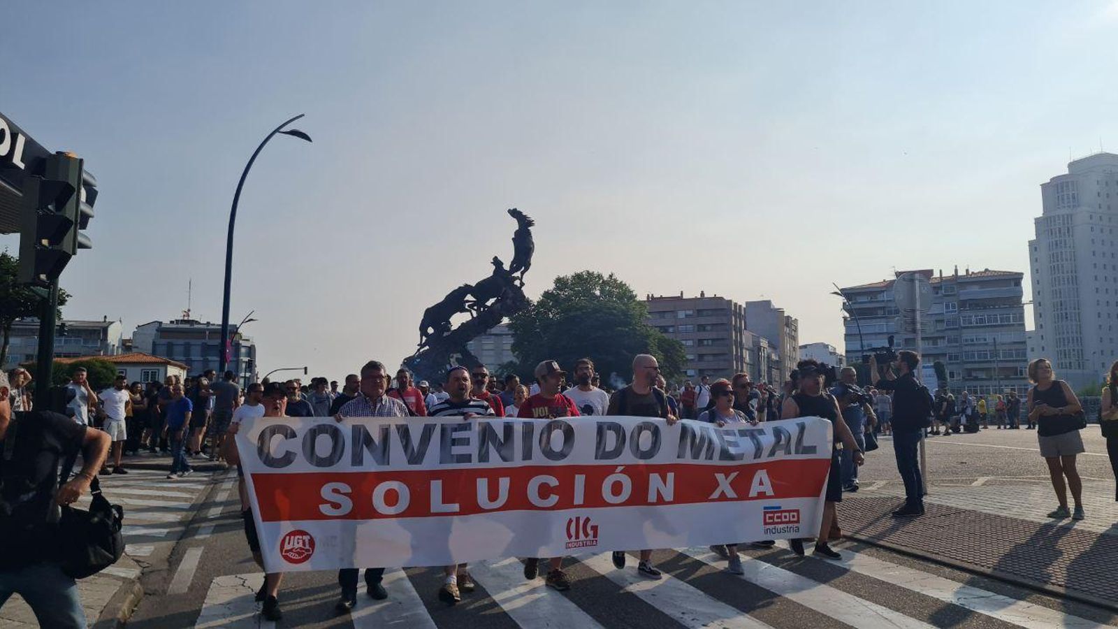 Los trabajadores del metal en el inicio del recorrido de la manifestación en Praza España. // Andrea Estévez