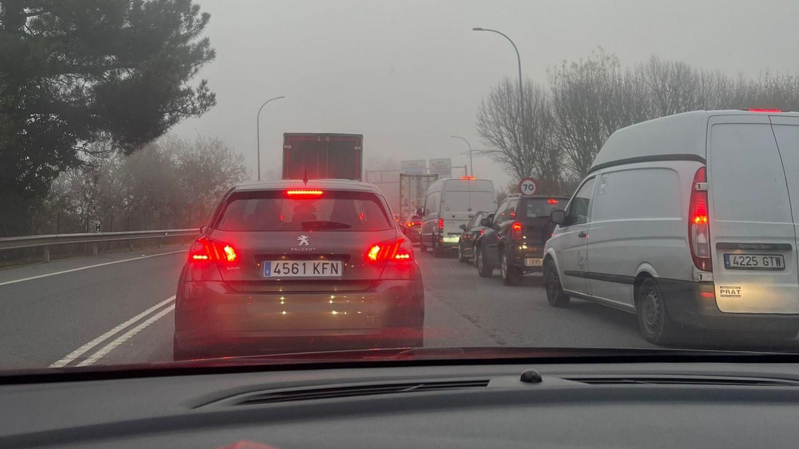 Largas colas de vehículos en la OU-320 debido a un camión averiado que bloquea el acceso al polígono de San Cibrao.