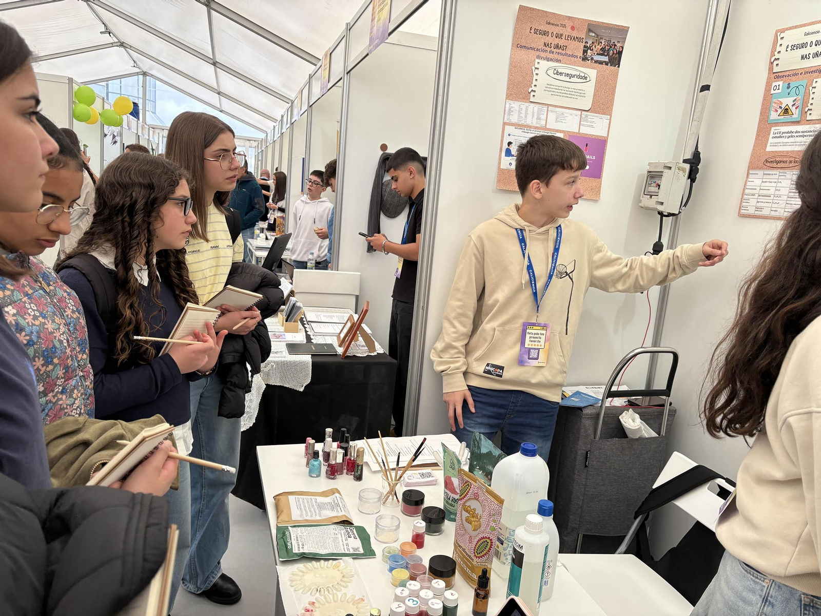 Estudiantes descubriendo un proyecto en uno de los puesto de la feria educativa.