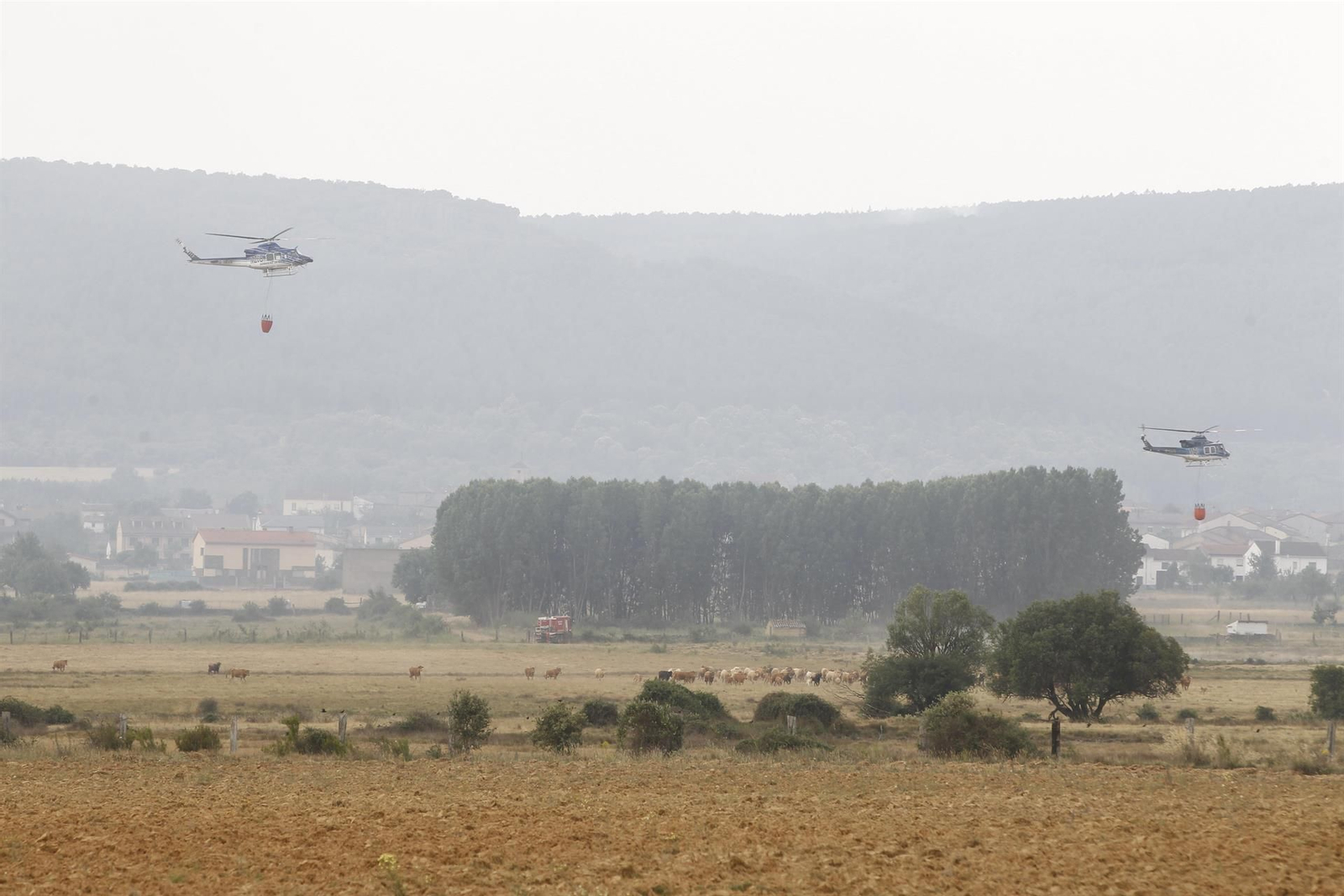 Evolución del incendio desde el pueblo zamorano de Ferreras de Abajo. (EFE)