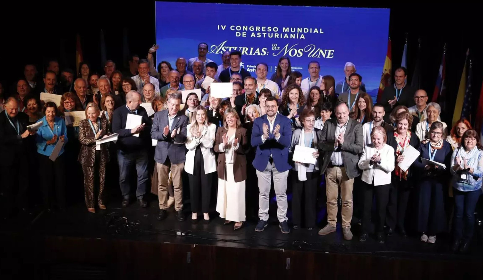 Barbón en el centro de la imagen durante la clausura del Congreso Mundial de Asturianía