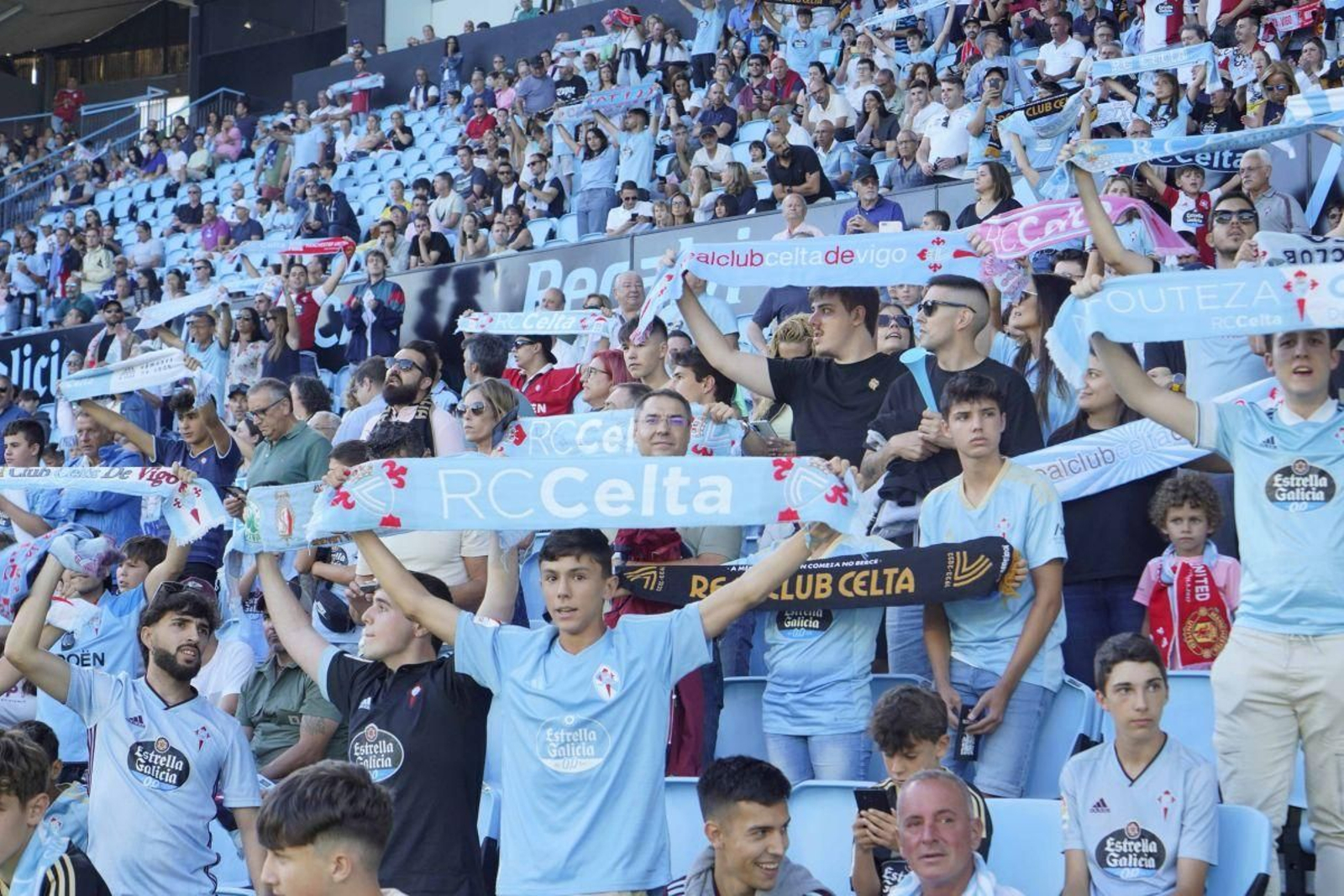 Los aficionados que lograron acceder al estadio antes del pitido inicial disfrutaron con el himno.