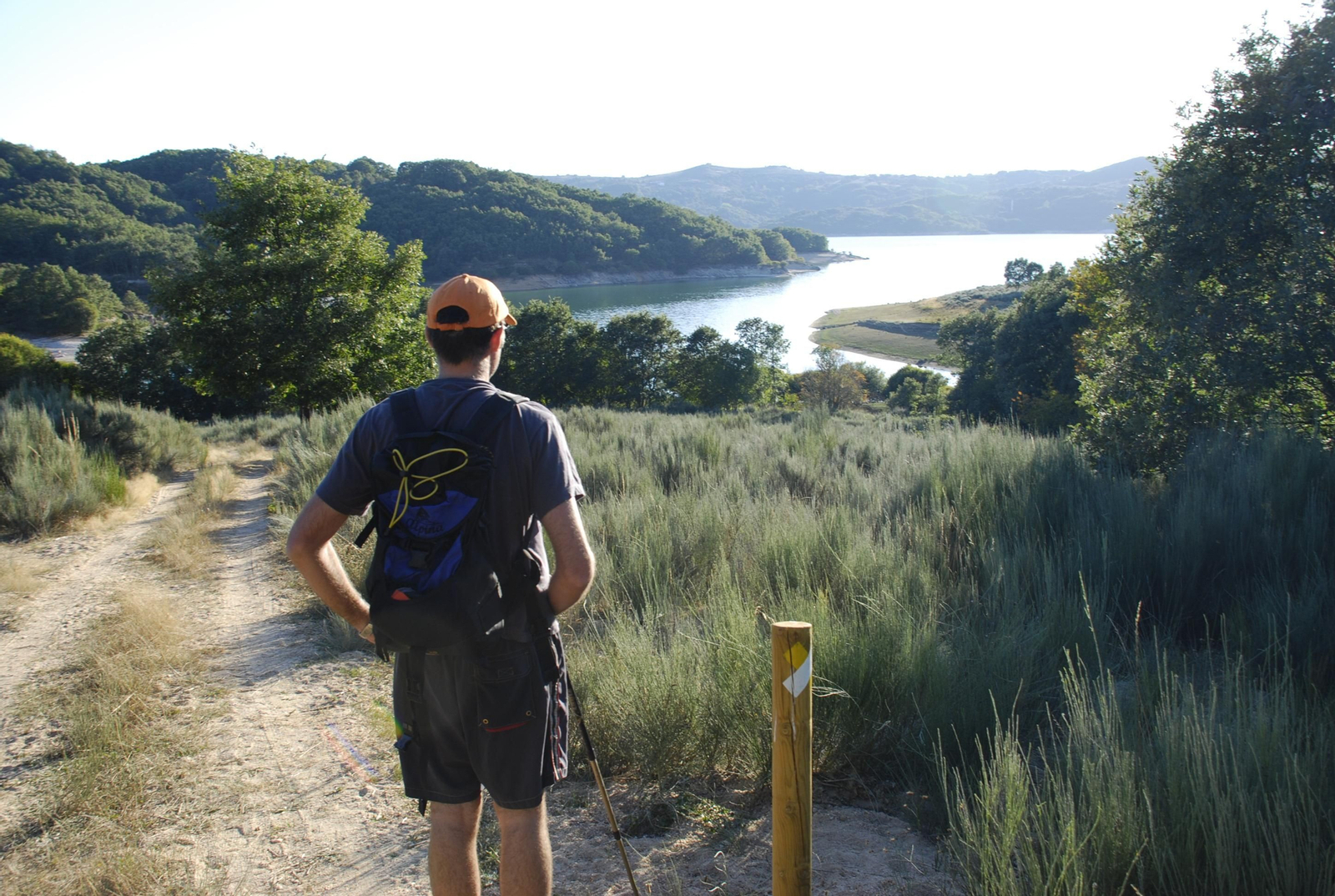 Ruta senderismo en el embalse de Prada, en A Veiga