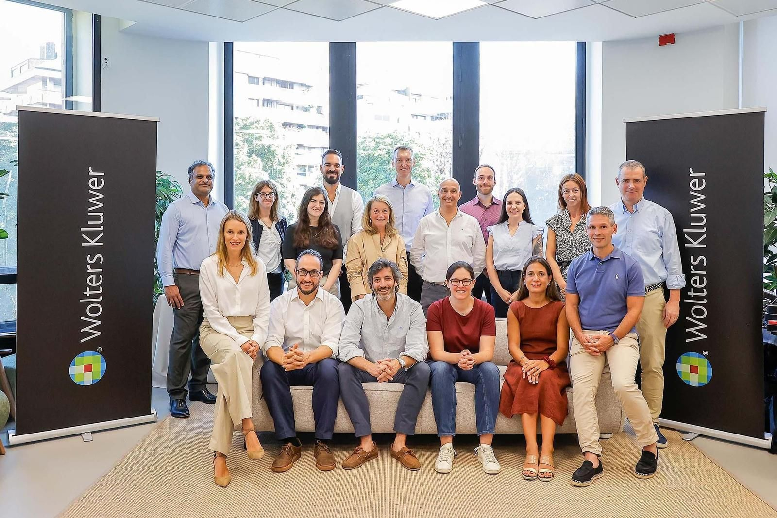 Pedro Pestana, con parte de los empleados de Marosa.