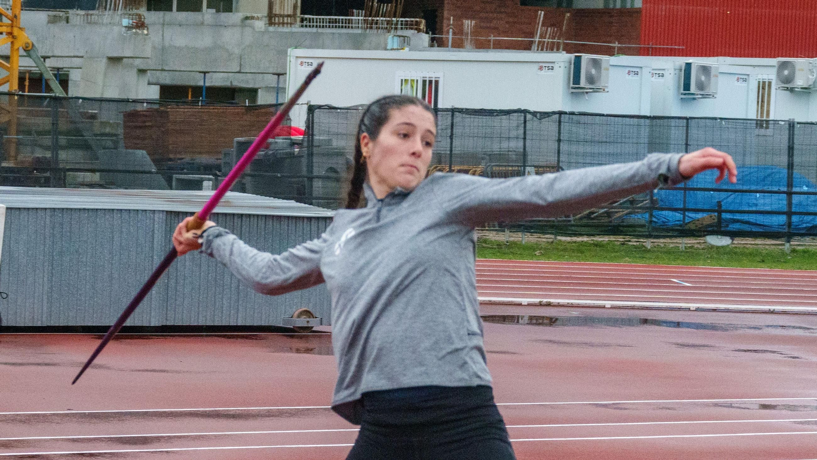 Olivia Gutiérrez lanza la jabalina en un entrenamiento realizado en las pistas de Balaídos.