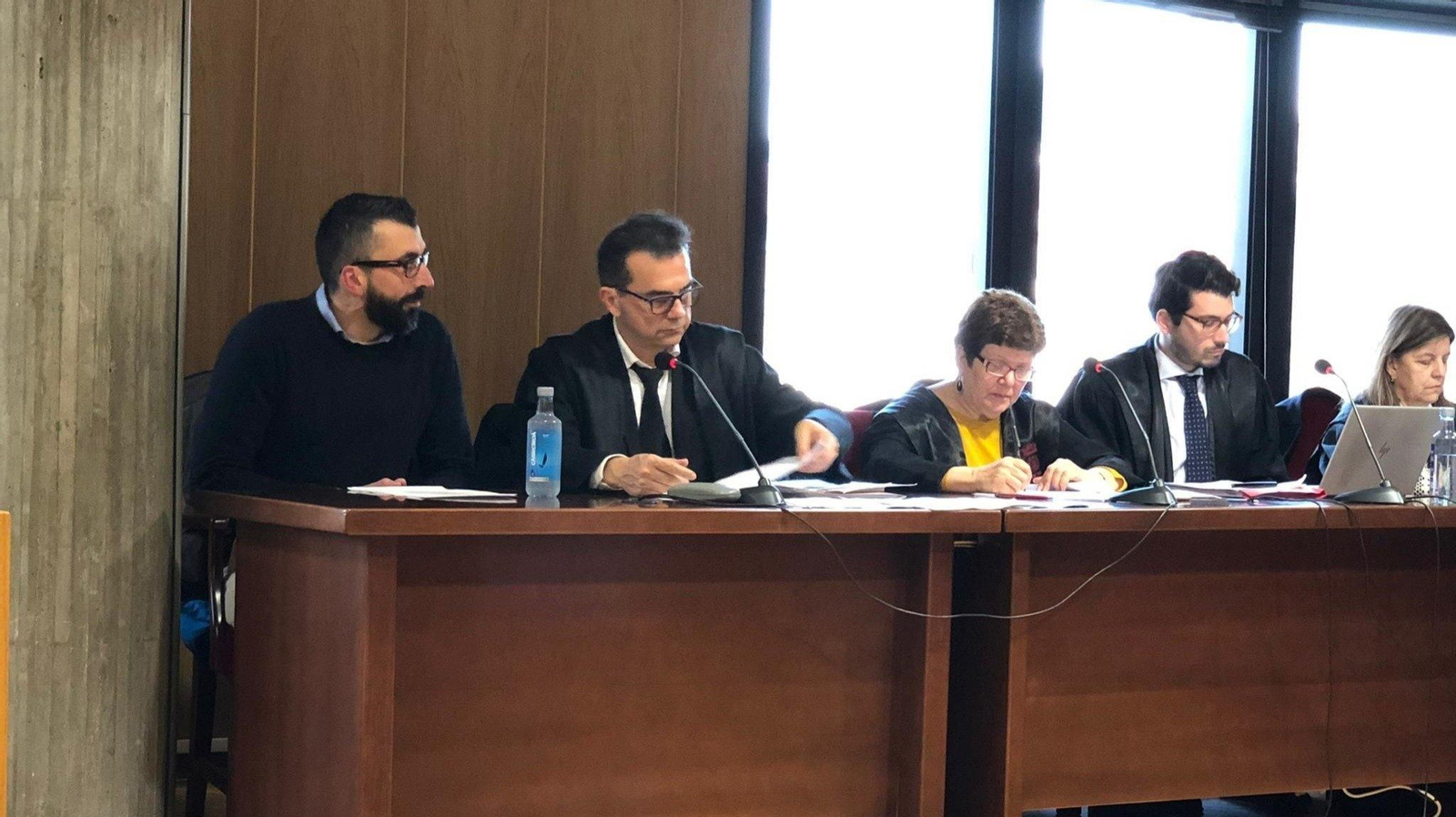 César A., junto a su abogado, la letrada de la Xunta y la acusación particular.