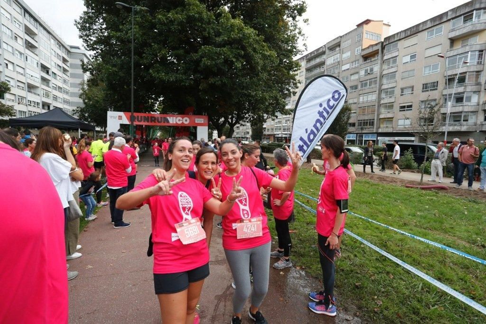 El color rosa abarrotó la Avenida de Castelao - JV Landín 064
