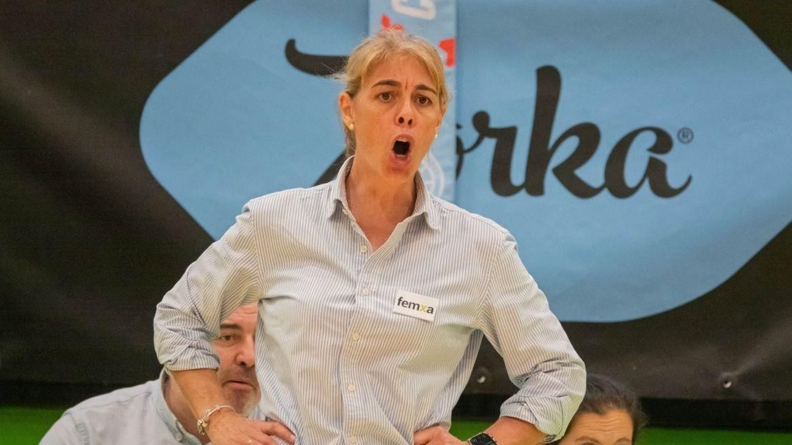 Cristina Cantero da instrucciones desde la banda en un partido de esta temporada en Navia.