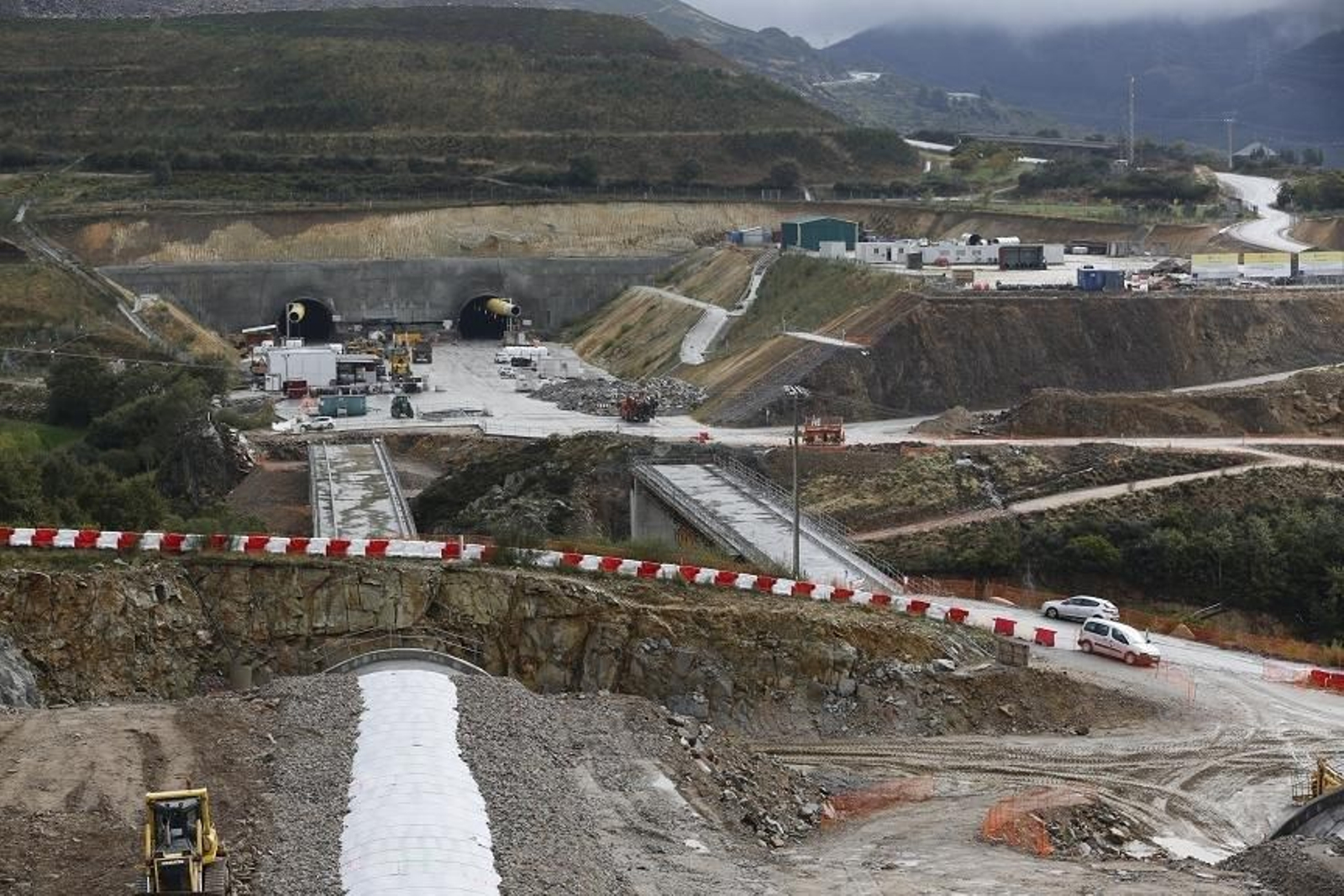 A Gudiña. 13-10-14. Provincia. Visita da Ministra Ana Pastor ós  túneles das obras do Ave na zona de Vilariño, A Gudiña e A Mezquita. Na foto as obras do túnel da Canda dende a estación de Vilavella
Foto: Xesús Fariñas