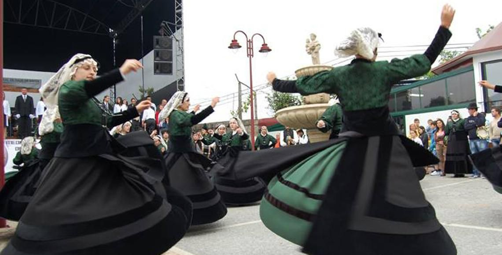 Actuación del grupo de baile de Os Coribantes, de Ponte Caldelas.