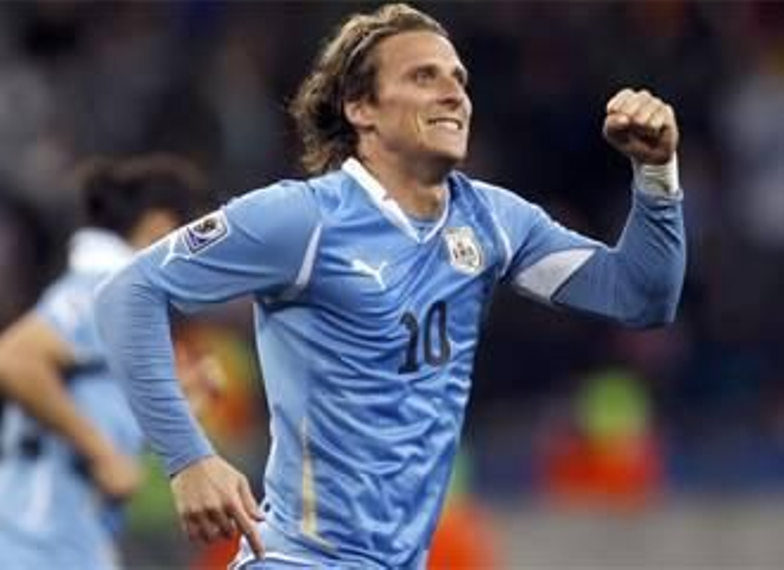 Diego Forlán celebra un gol