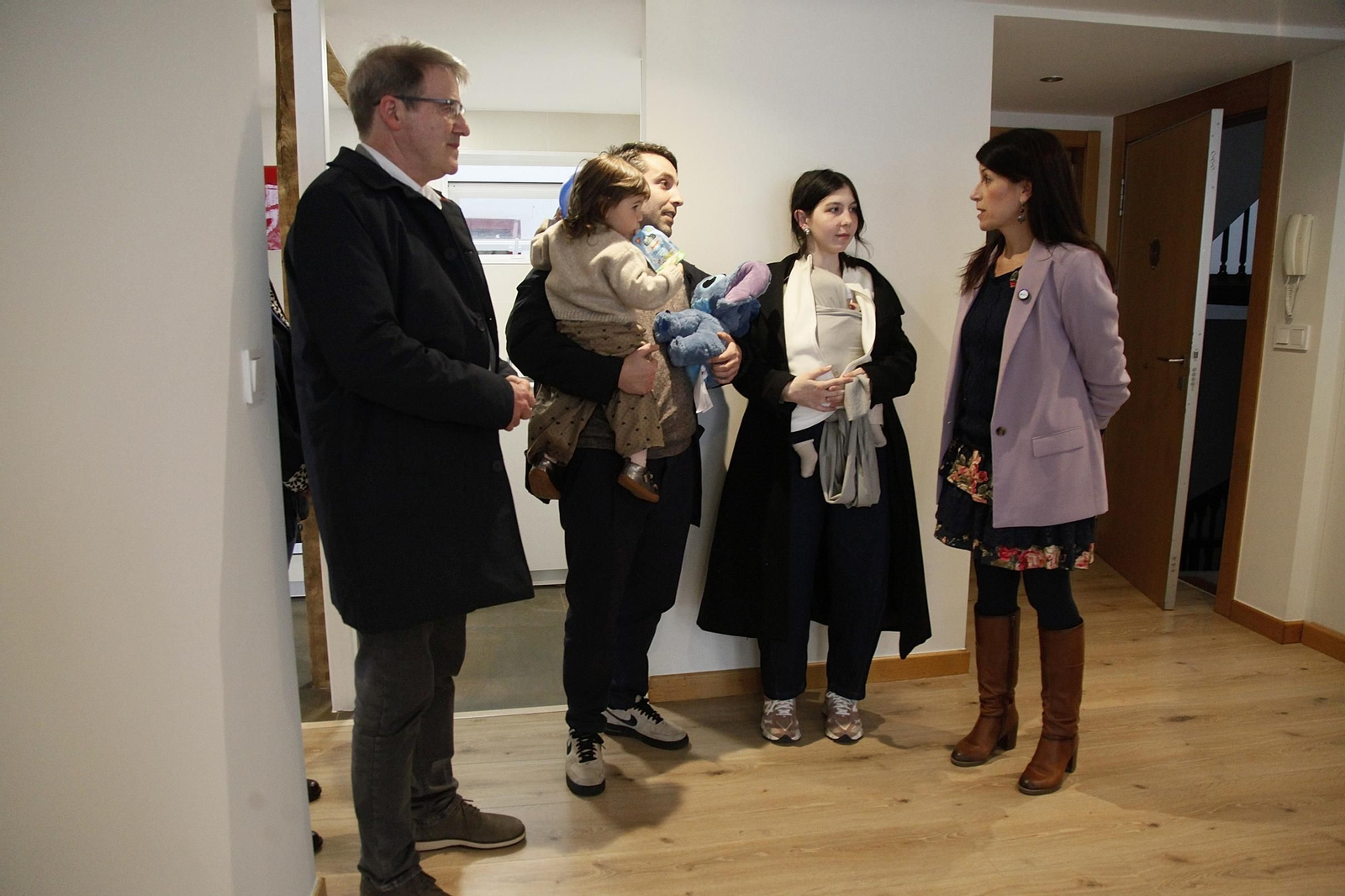 Maria Martinez Allegue y Manuel Pardo visitan la vivienda de Iago e Ana, junto a sus hijos Lana y Tilo.